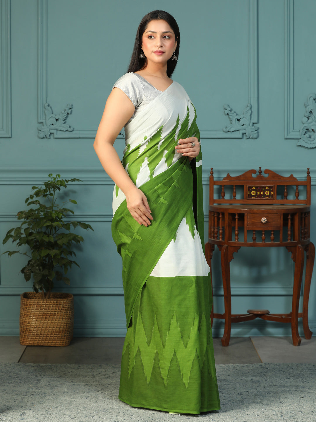 Green and White Traditional Saree with Blouse Piece view 5